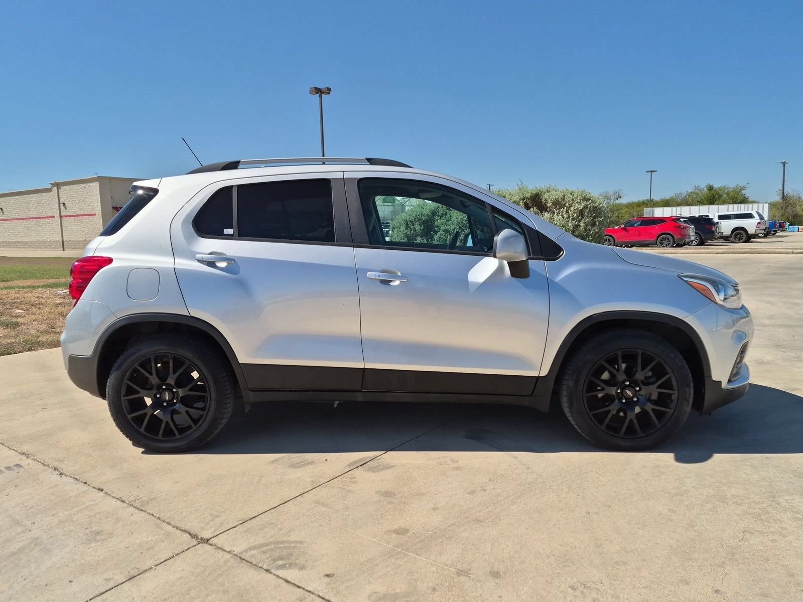 Used 2021 Chevrolet Trax LT w/ Sport Edition FWD image 2