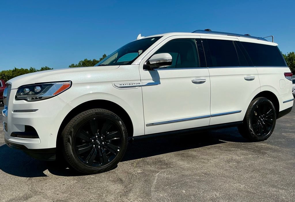 Used 2024 Lincoln Navigator Reserve w/ Monochromatic Package AWD/4WD image 7