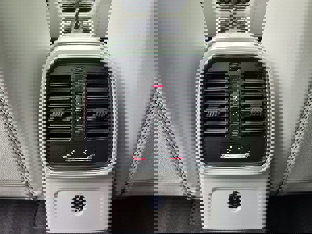 Used 2023 Porsche Macan image 16