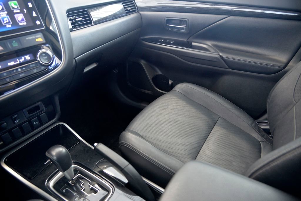 Used 2018 Mitsubishi Outlander SEL image 27