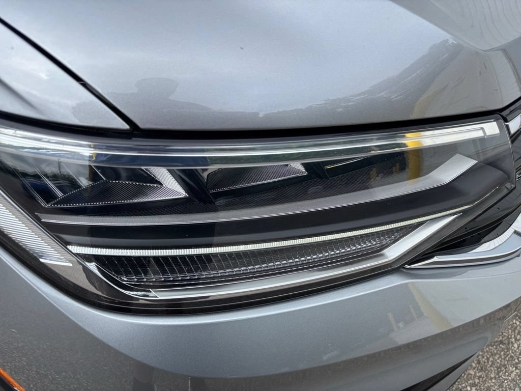 Used 2024 Volkswagen Tiguan SE R-Line AWD/4WD image 7