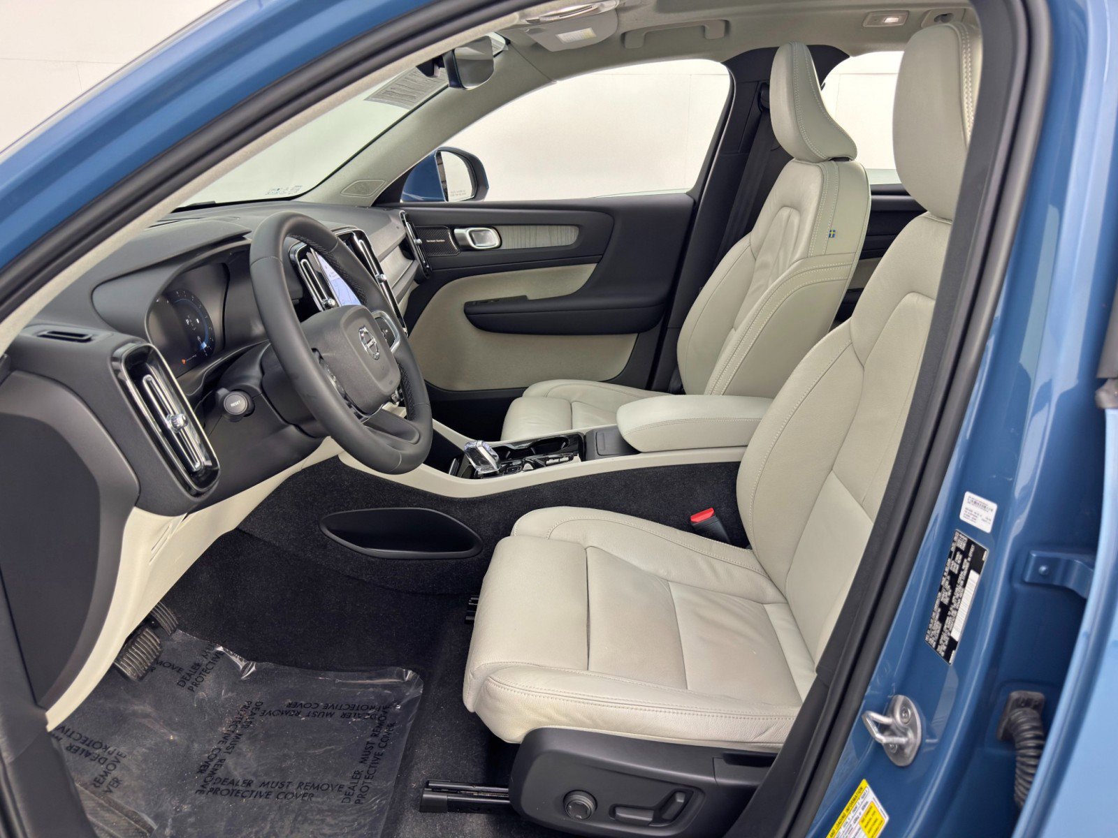 Used 2023 Volvo XC40 B5 Ultimate image 16