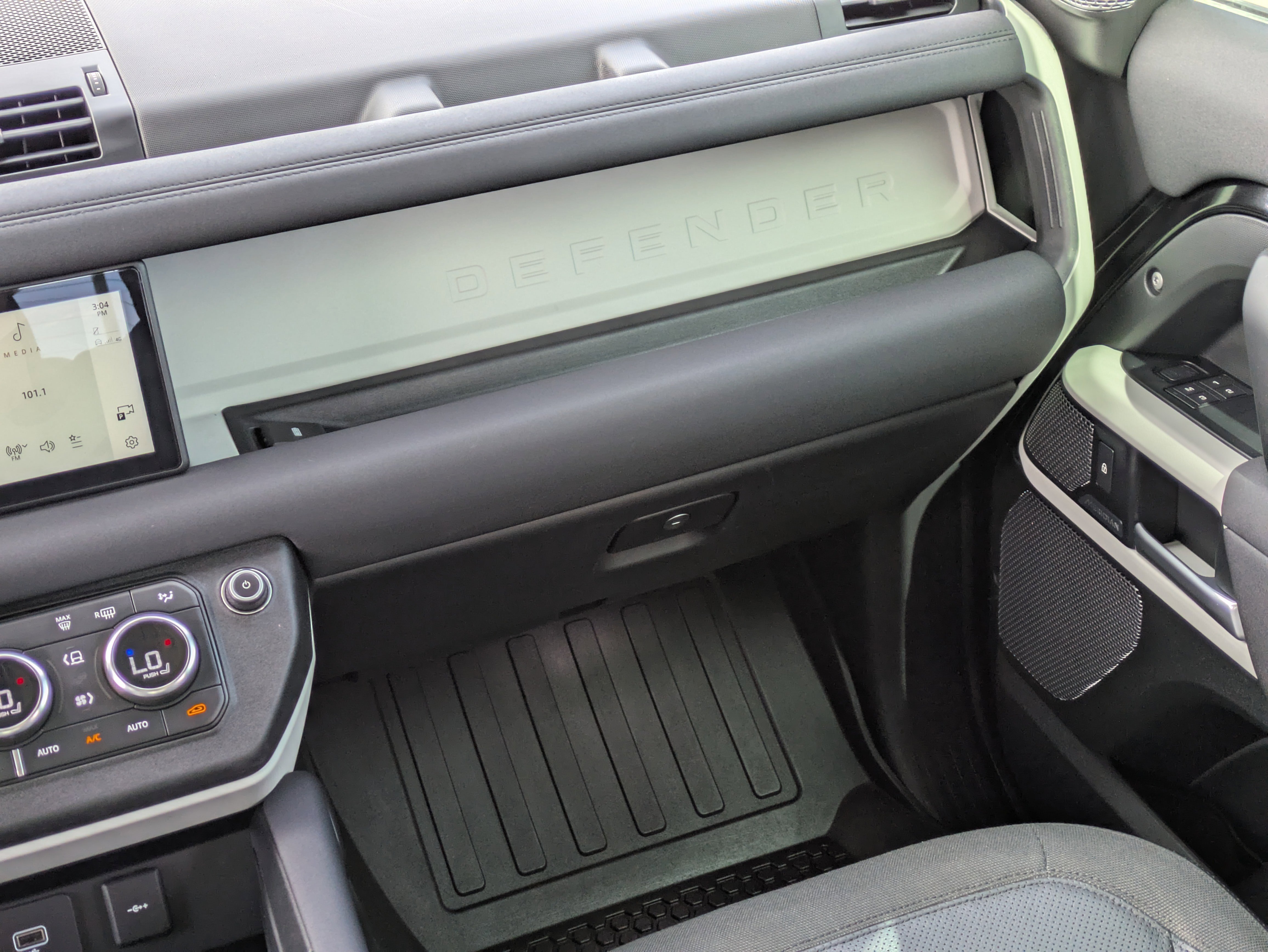 Used 2020 Land Rover Defender 110 SE image 18