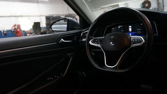 Certified 2023 Volkswagen Jetta SE image 34