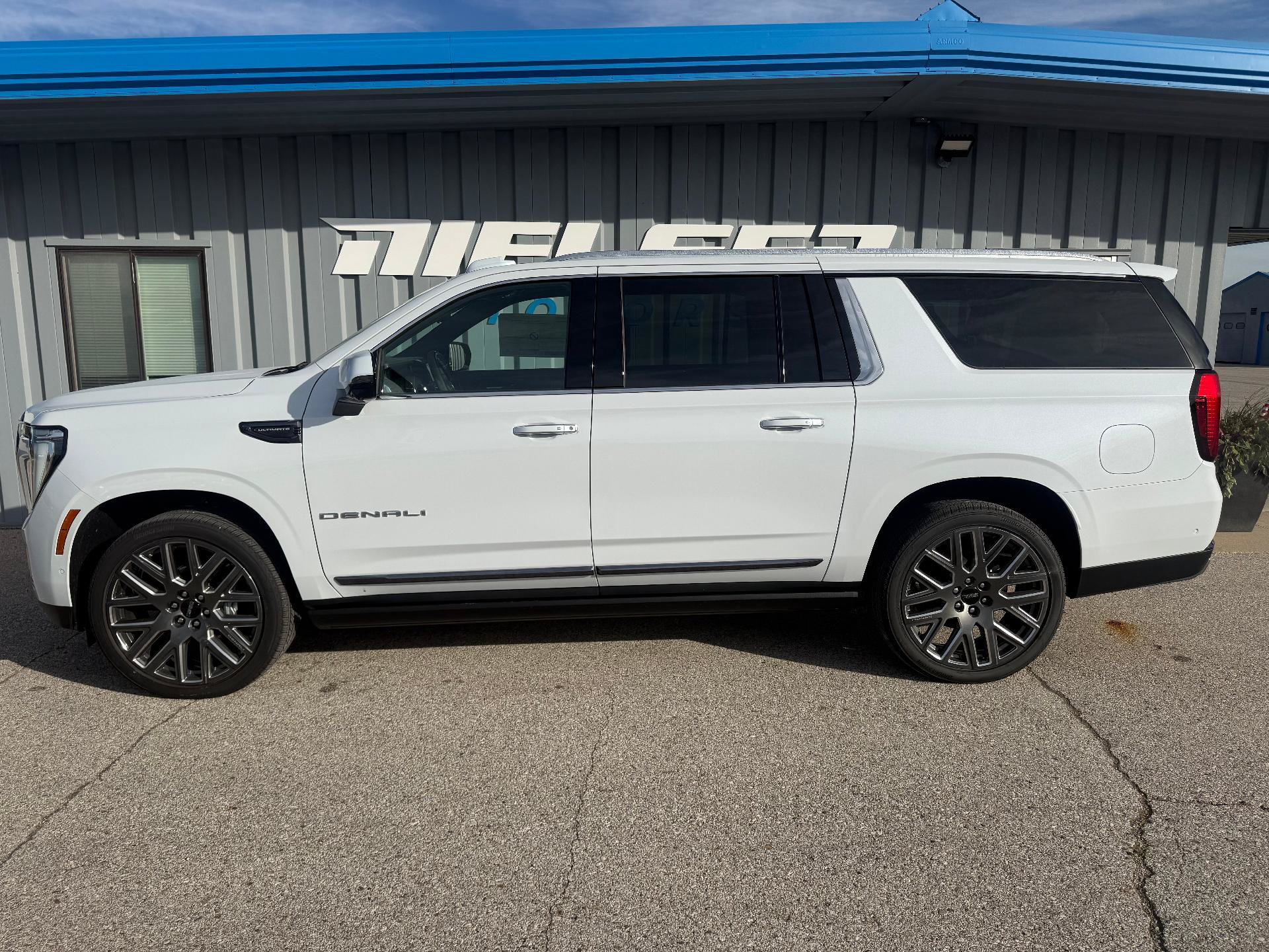 New 2027 GMC Yukon XL Denali Ultimate AWD/4WD image 1