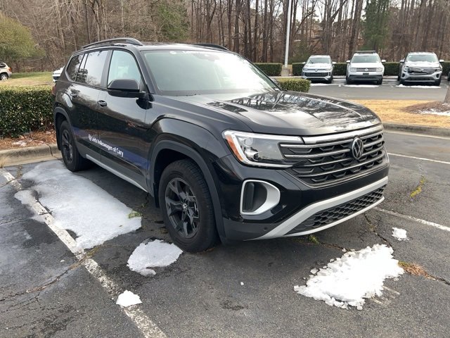 Used 2025 Volkswagen Atlas Peak Edition SE image 4