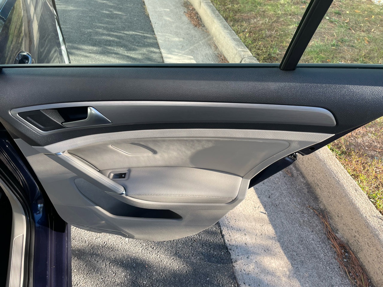 Used 2015 Volkswagen Golf S image 18