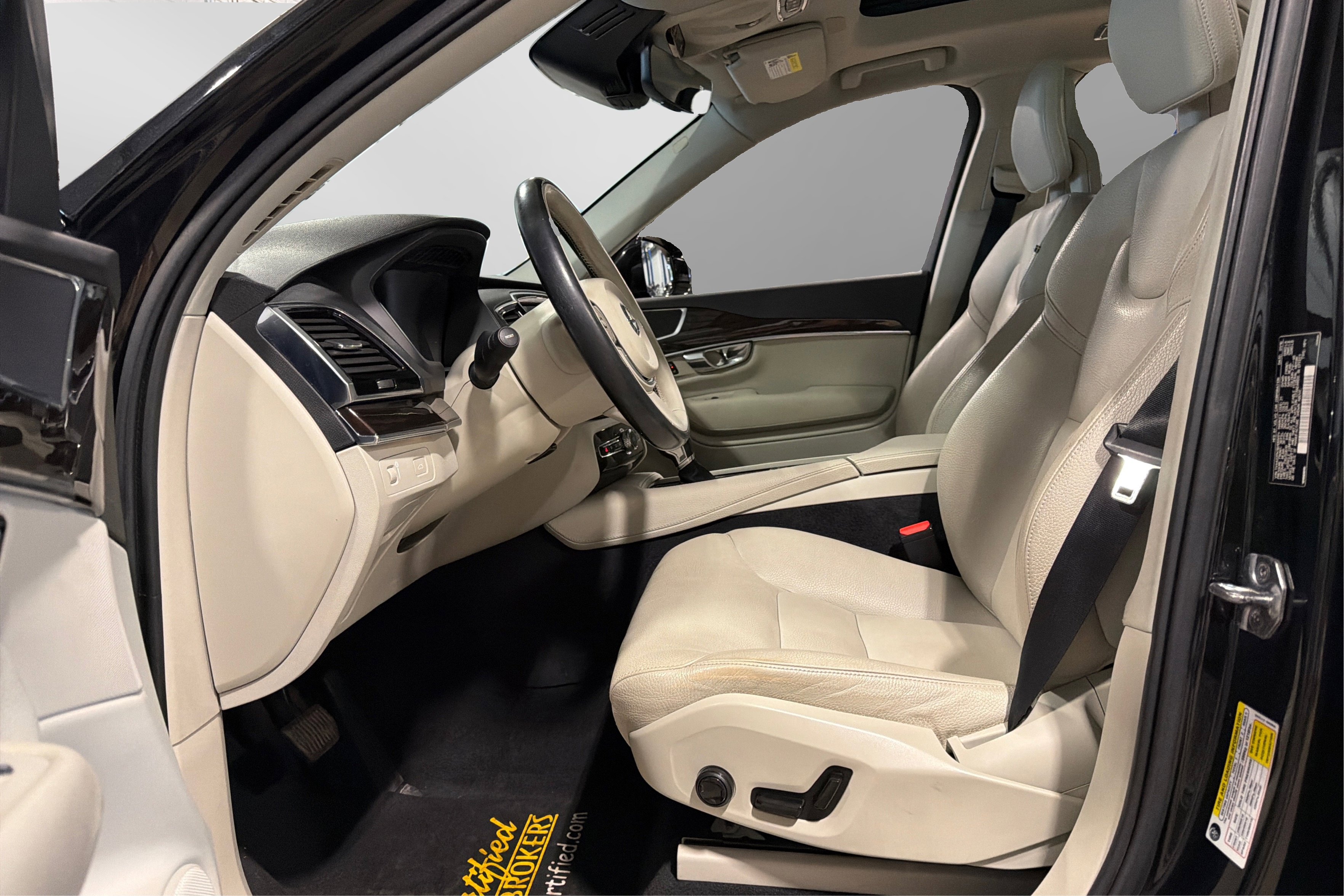 Used 2016 Volvo XC90 T6 Momentum w/ Momentum Plus Package AWD/4WD image 18