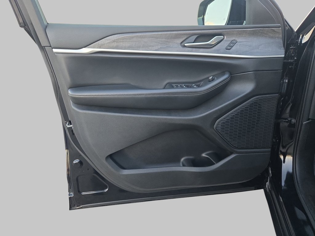 Used 2023 Jeep Grand Cherokee Limited image 30