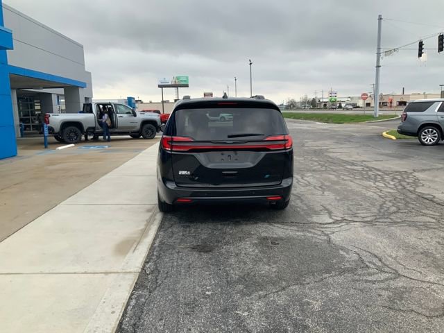 Used 2021 Chrysler Pacifica Touring-L w/ Uconnect Theater Family Group image 8