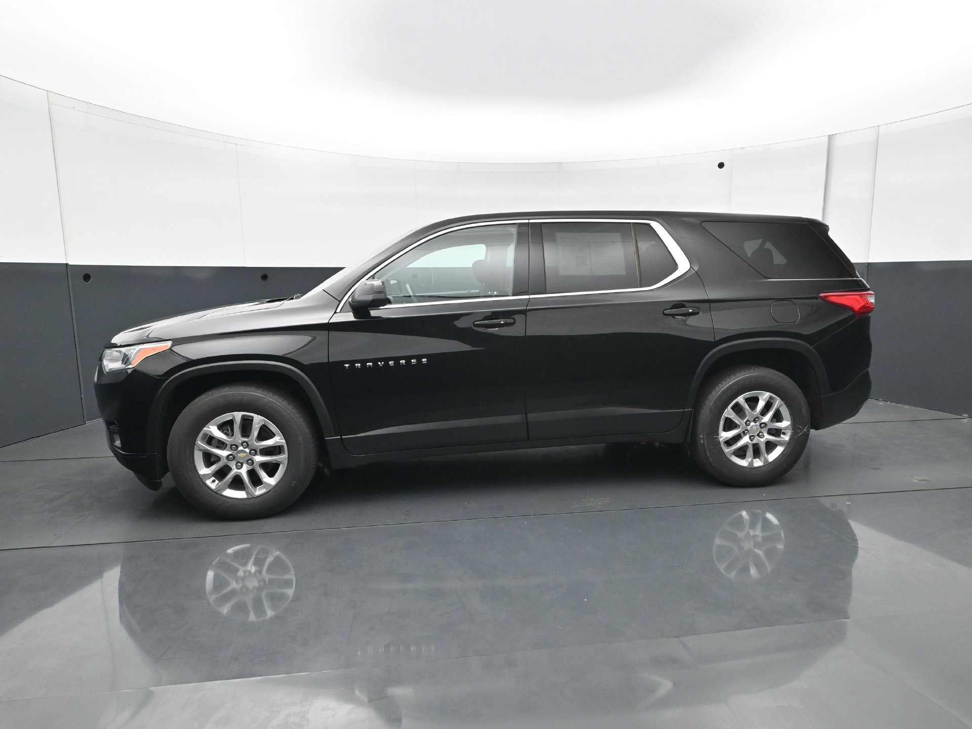 Used 2021 Chevrolet Traverse LS AWD/4WD image 3