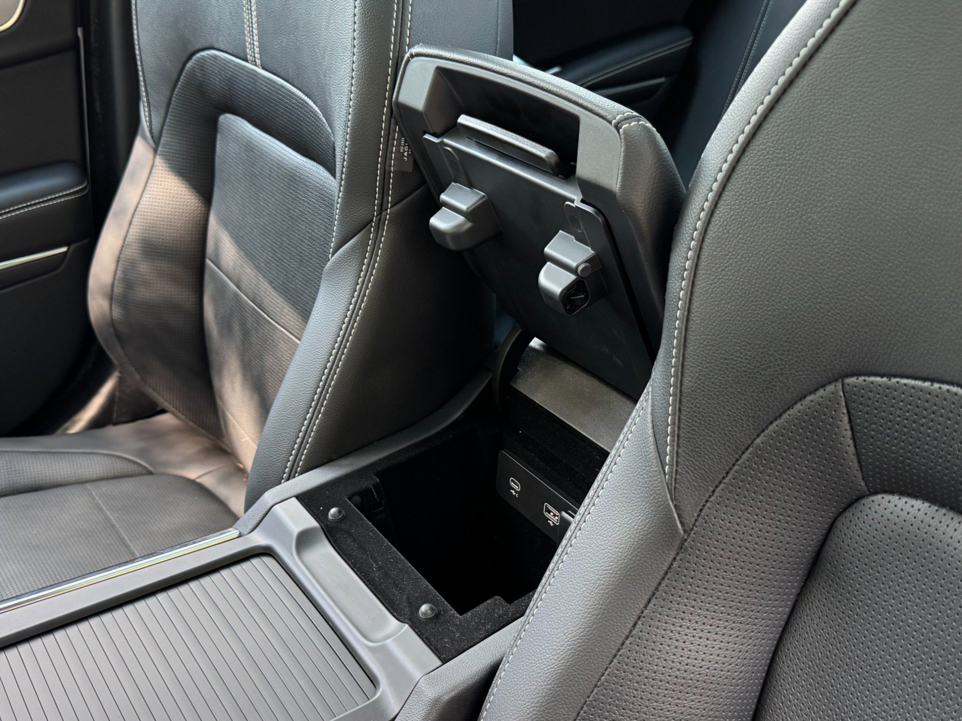 Used 2021 Jaguar XF R-Dynamic SE image 14