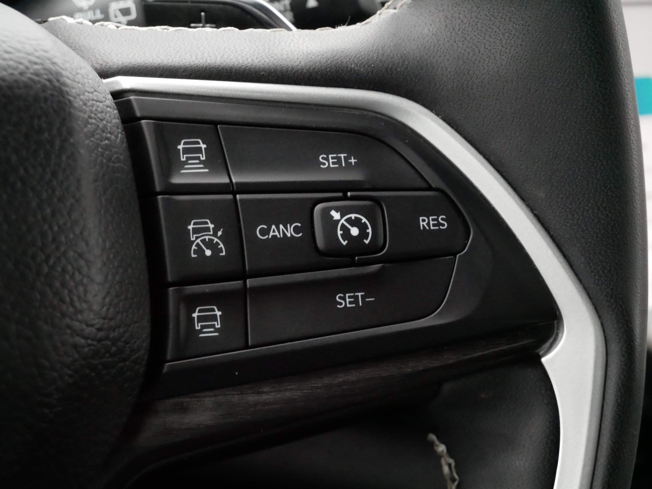 Used 2023 Jeep Grand Cherokee Limited w/ Black Appearance Package AWD/4WD image 25