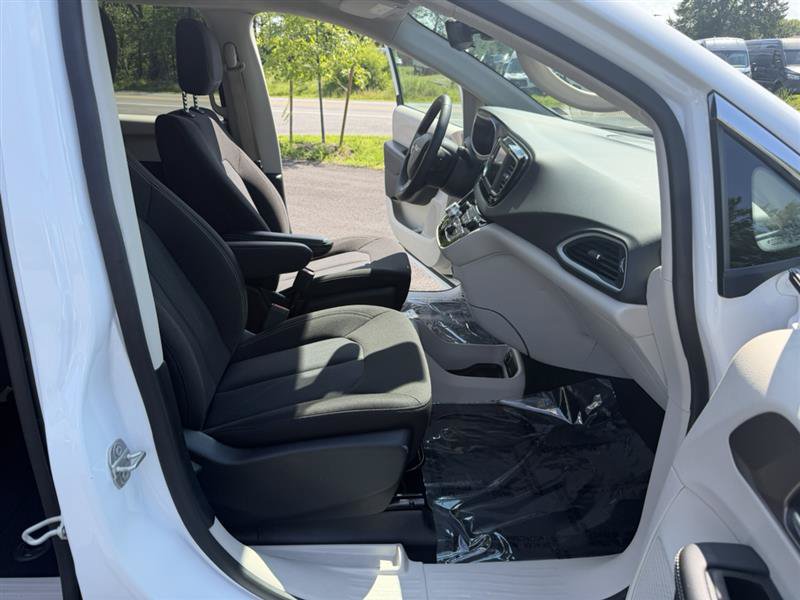 Used 2024 Chrysler Voyager LX FWD image 13