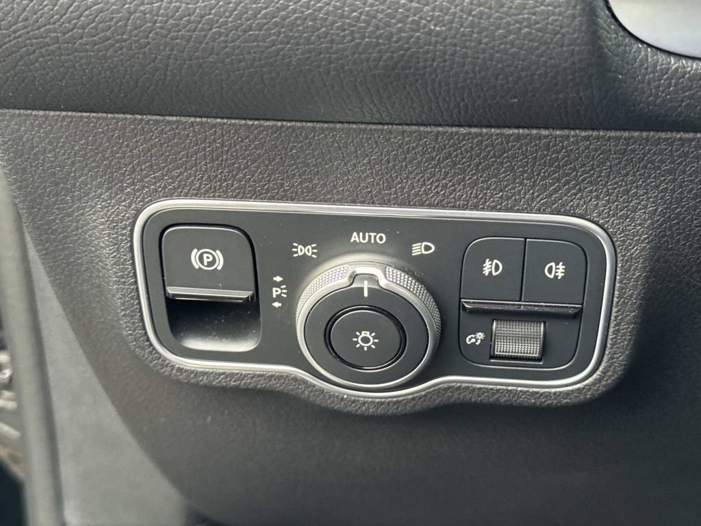 Used 2025 Mercedes-Benz GLB 250 4MATIC image 28