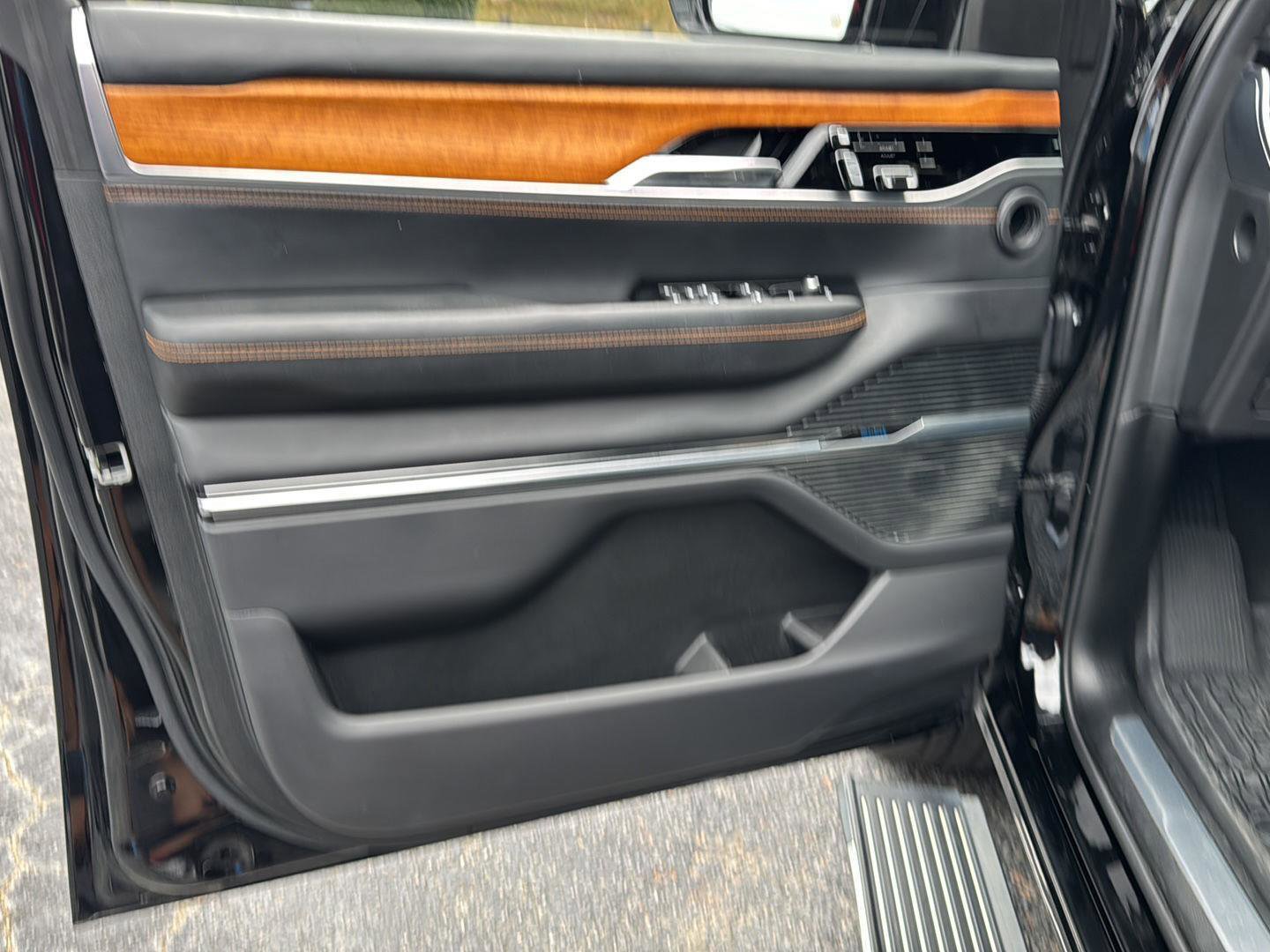 Used 2022 Jeep Grand Wagoneer Series III w/ Rear Seat Video Group 1 image 14