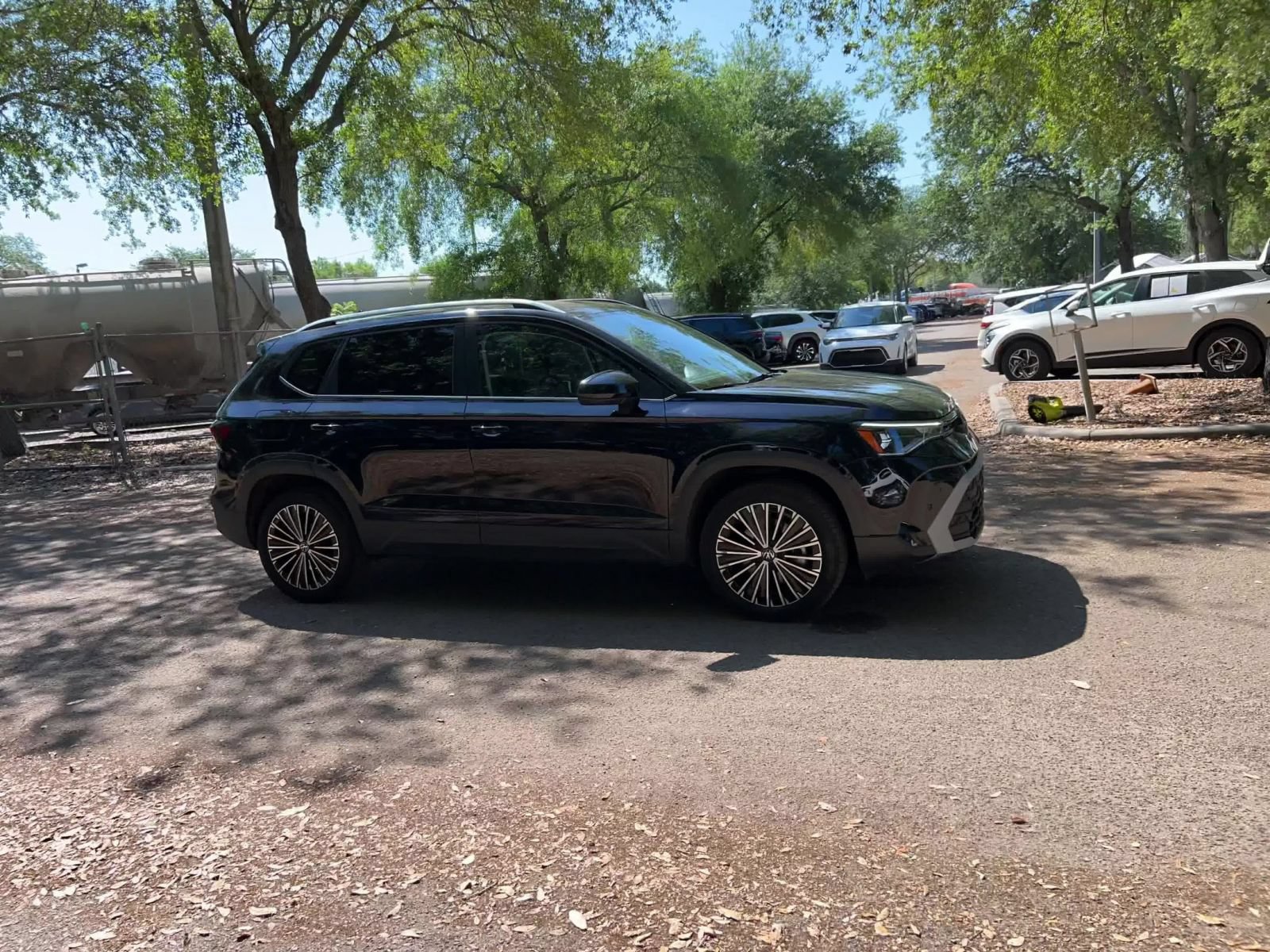 Used 2025 Volkswagen Taos SE FWD image 2