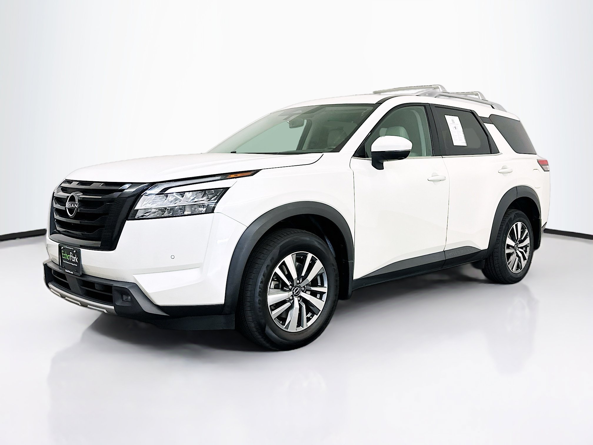 Used 2023 Nissan Pathfinder SL w/ Black Appearance Package AWD/4WD image 3