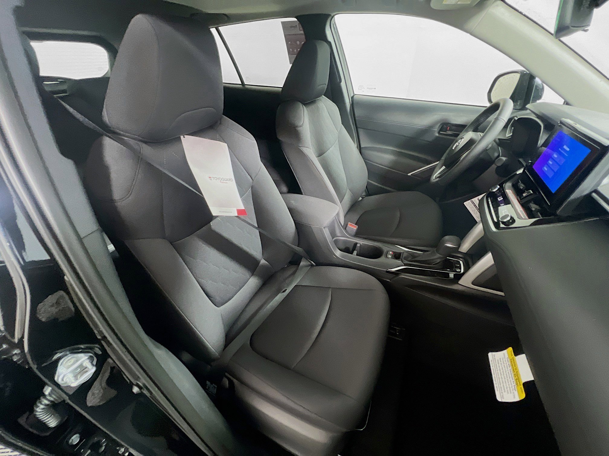 Used 2025 Toyota Corolla Cross LE image 31