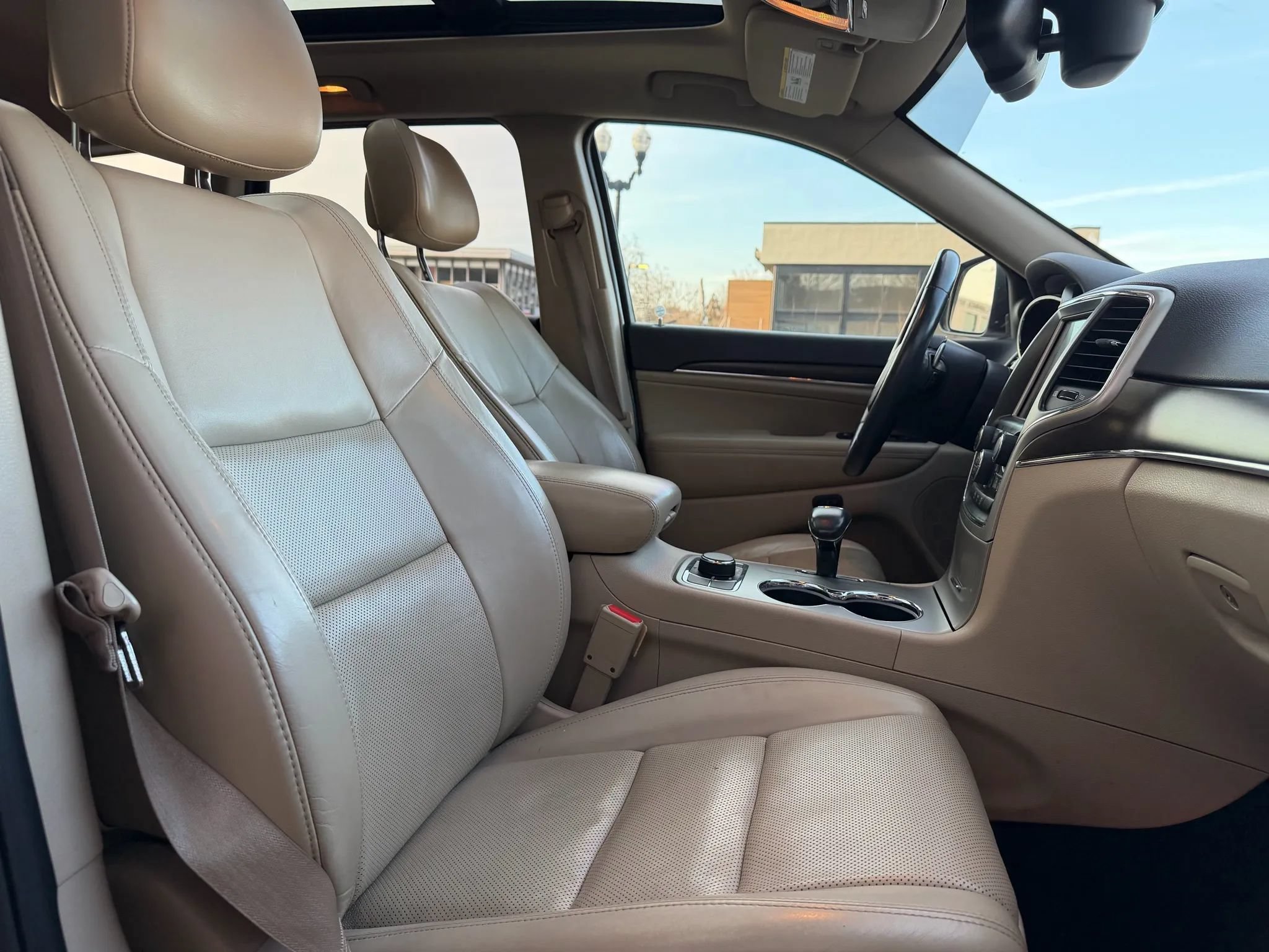 Used 2015 Jeep Grand Cherokee Limited w/ Luxury Group II AWD/4WD image 16