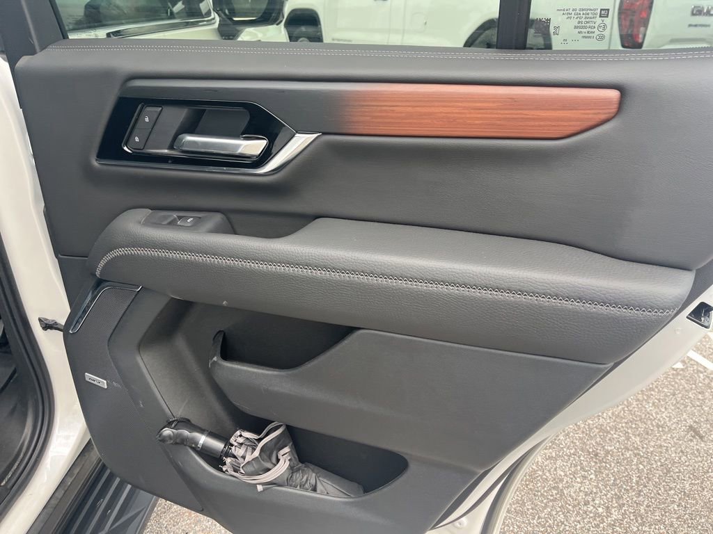 Used 2025 GMC Yukon Denali AWD/4WD image 8