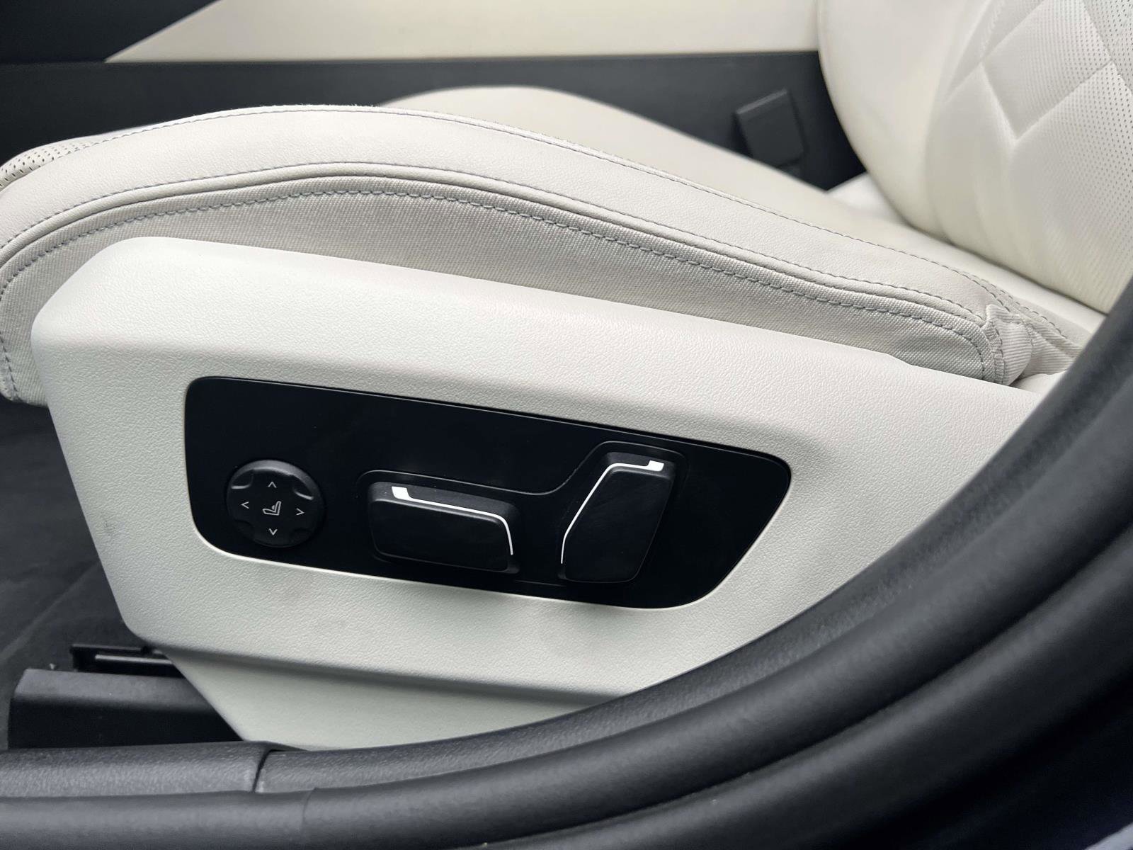 Used 2024 BMW 540i xDrive w/ Premium Package image 19