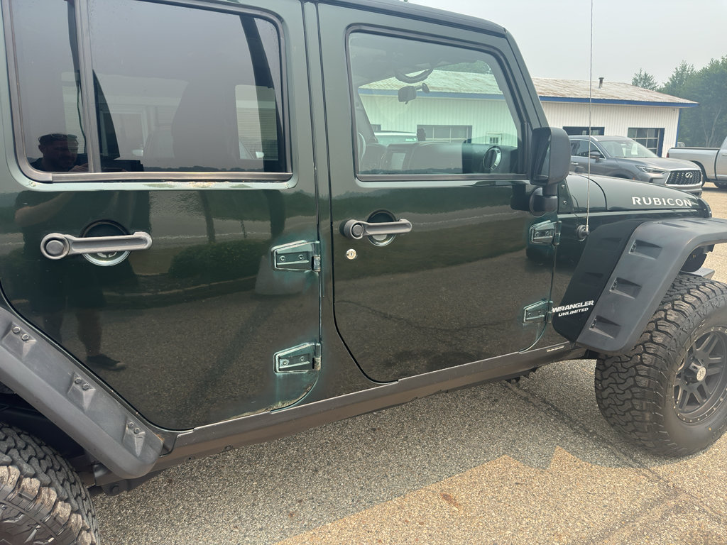 Used 2011 Jeep Wrangler Unlimited Rubicon w/ Connectivity Group AWD/4WD image 18