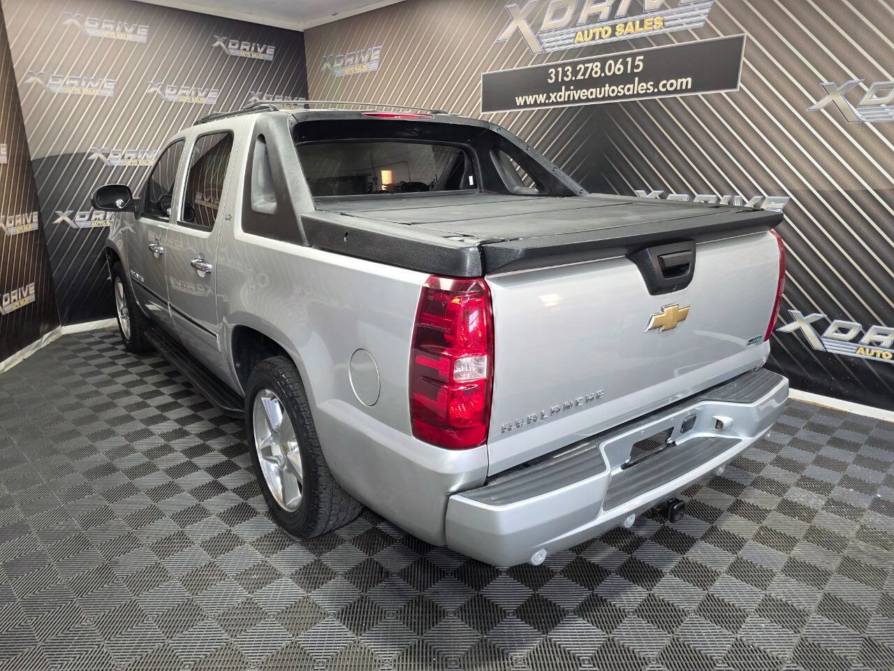 Used 2011 Chevrolet Avalanche LTZ RWD image 9