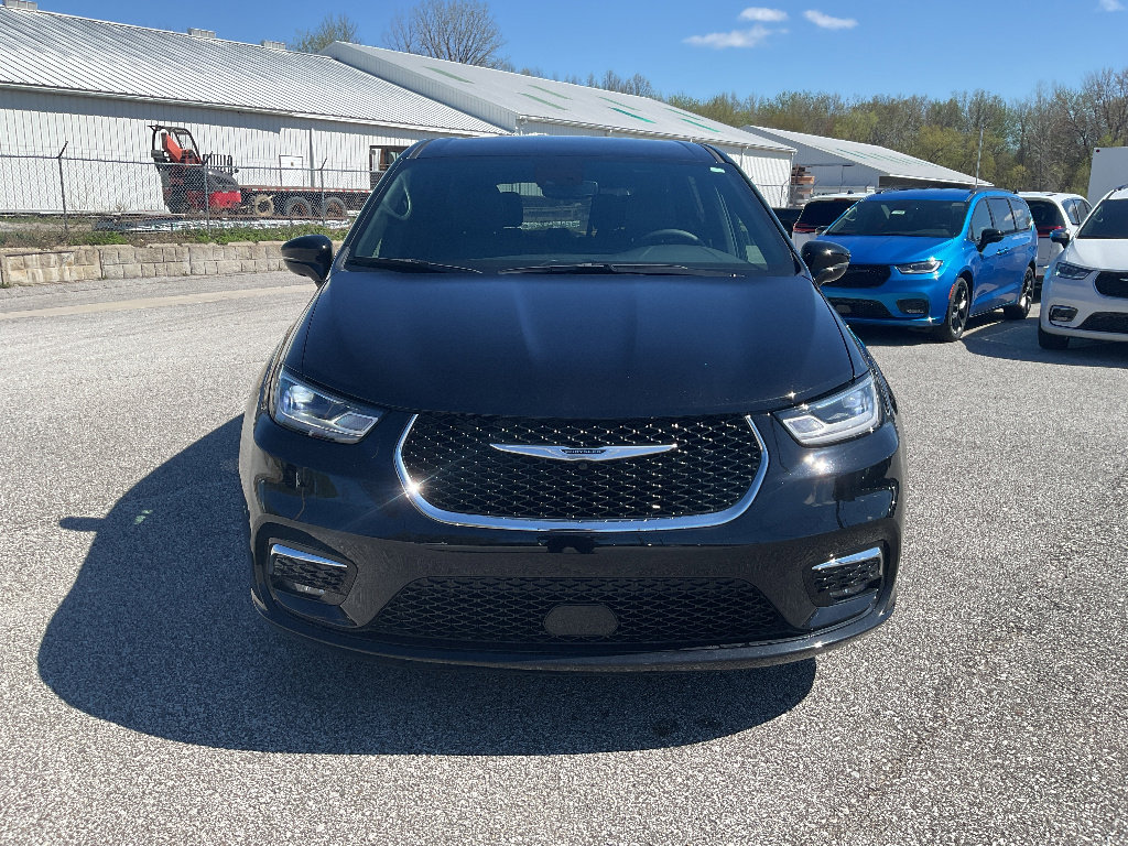 Used 2025 Chrysler Pacifica Select FWD image 2