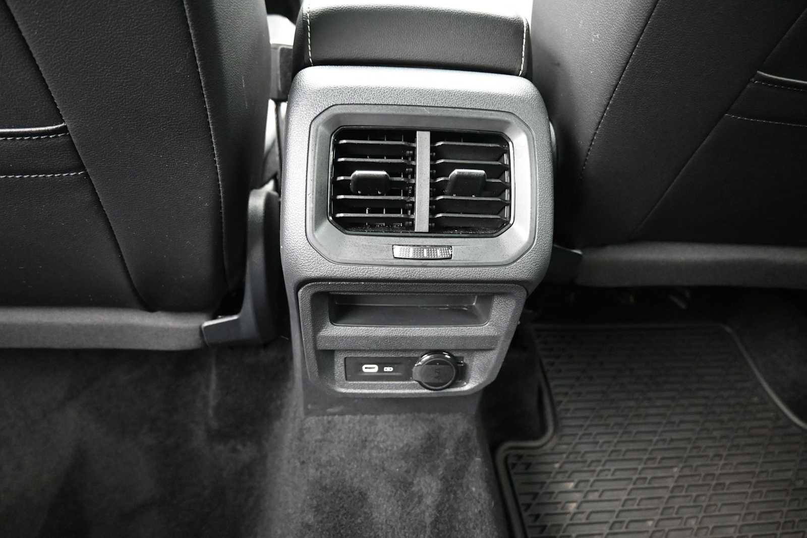 Used 2024 Volkswagen Tiguan SE w/ Panoramic Sunroof Package AWD/4WD image 13