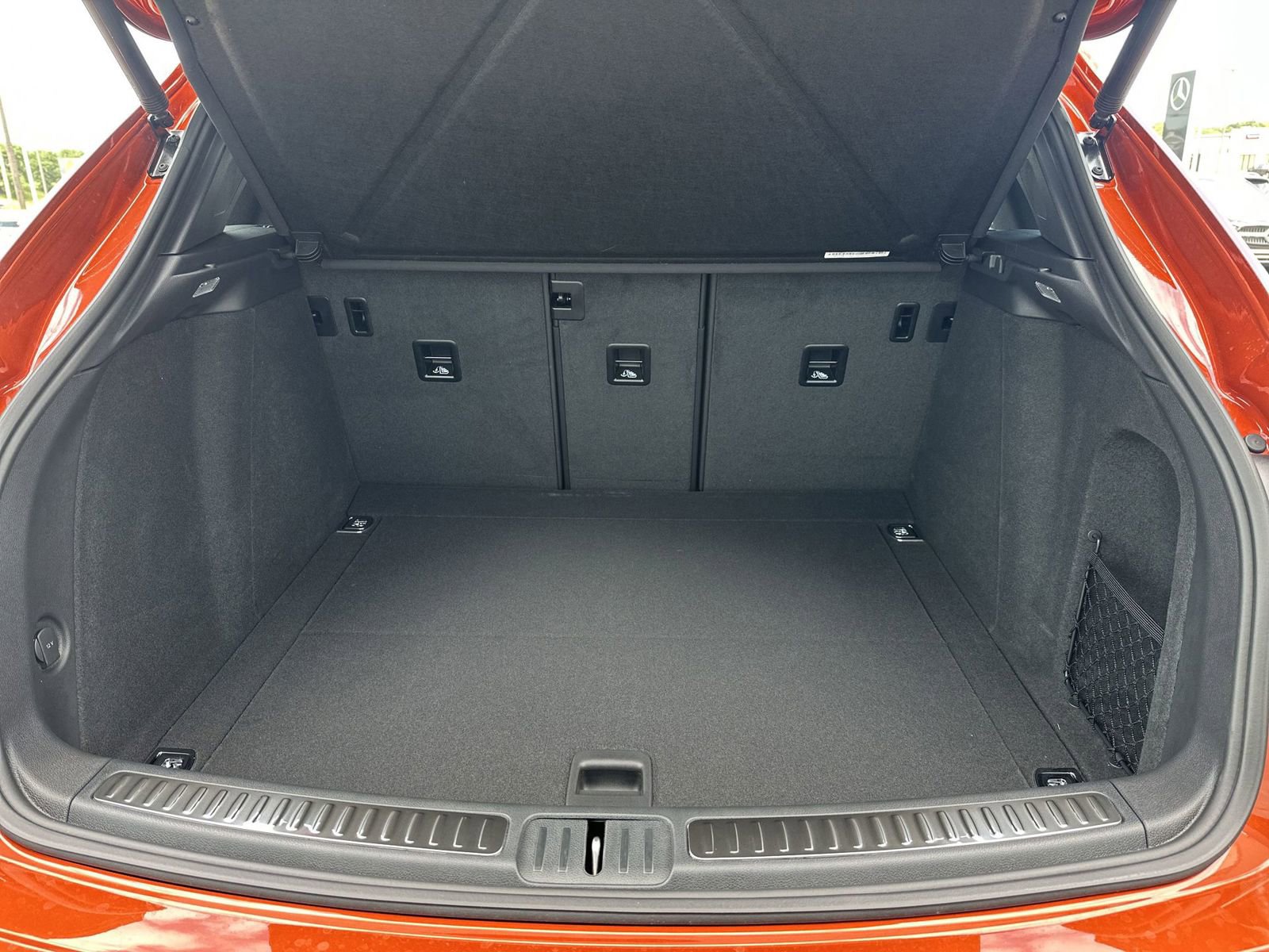 Certified 2025 Porsche Macan AWD/4WD image 15