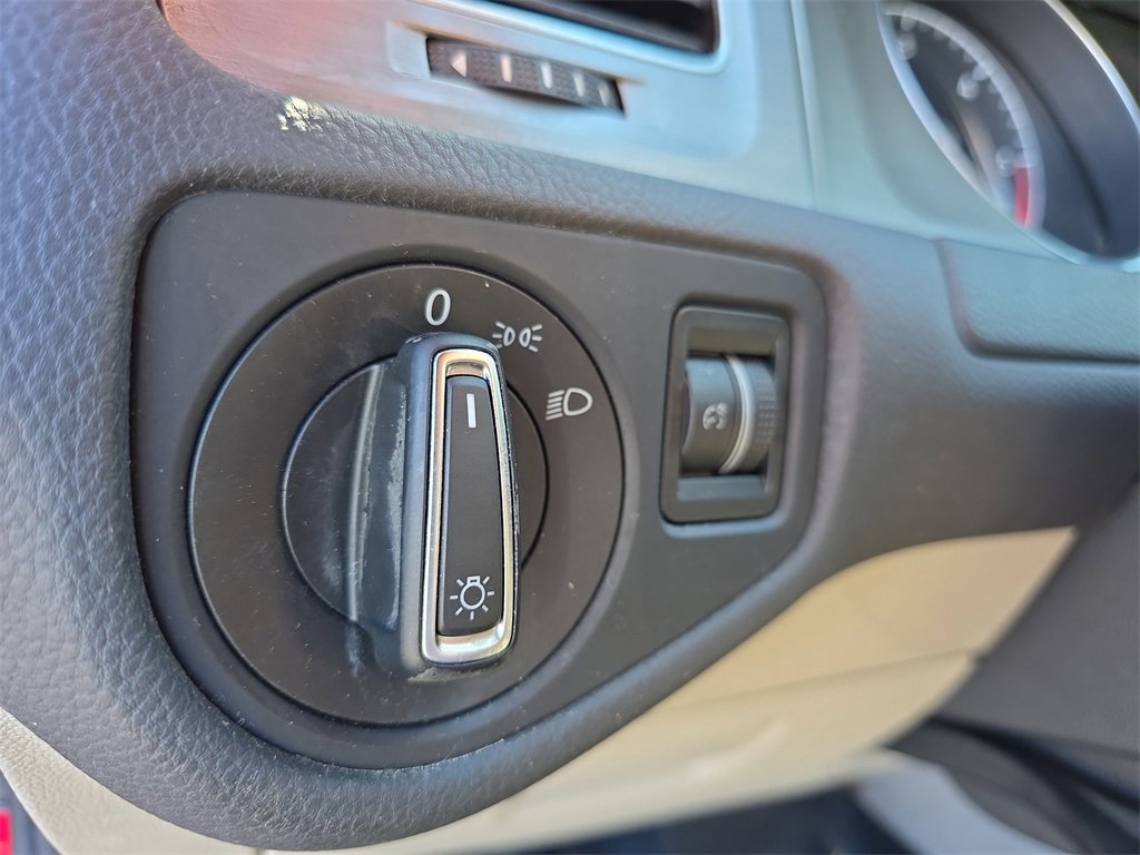 Used 2015 Volkswagen Golf TDI S image 30