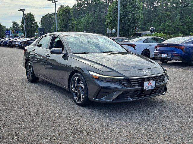 Used 2024 Hyundai Elantra SEL w/ Convenience Package FWD image 4