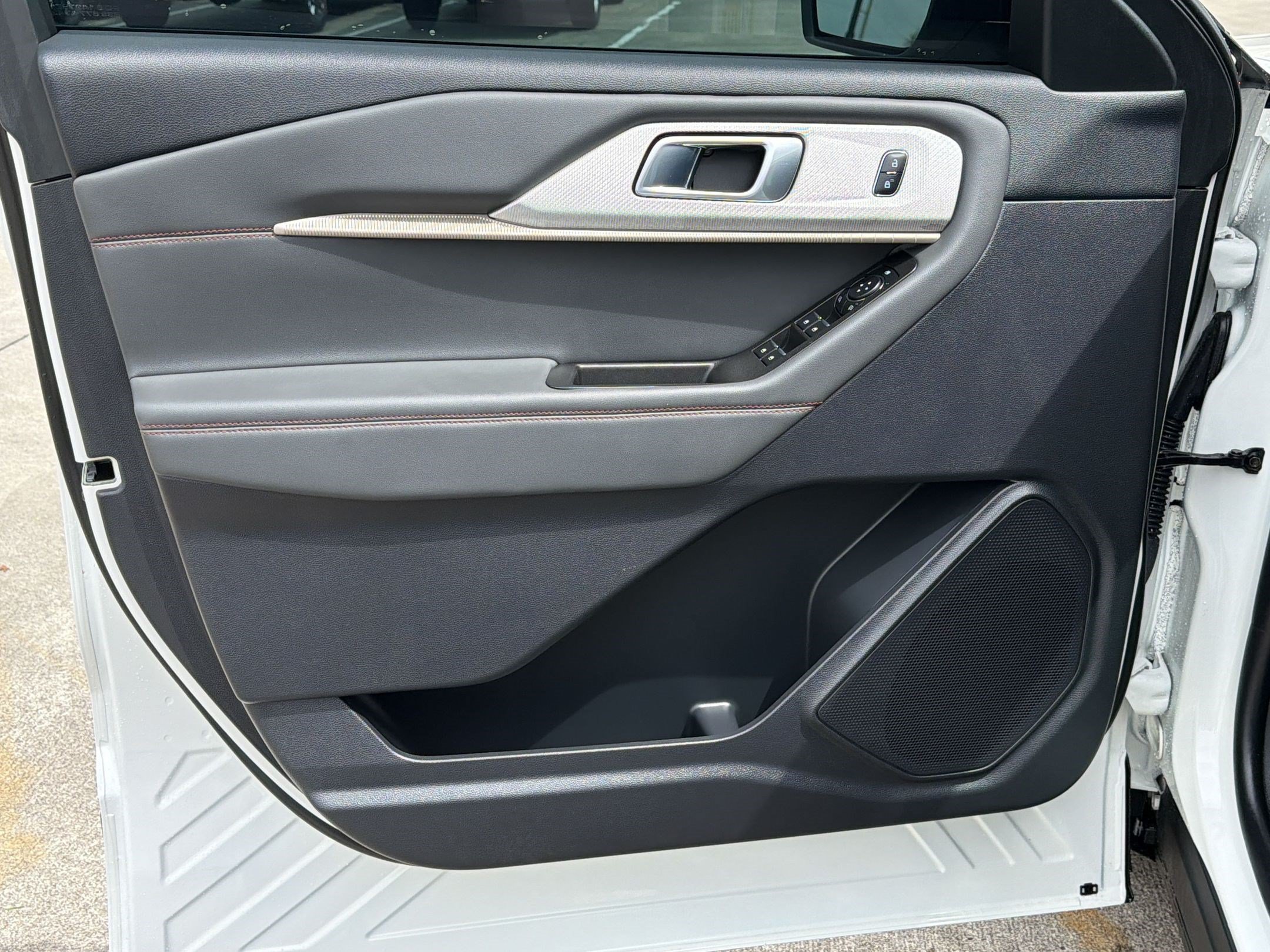Used 2025 Ford Explorer Active w/ Active Comfort Package RWD image 14