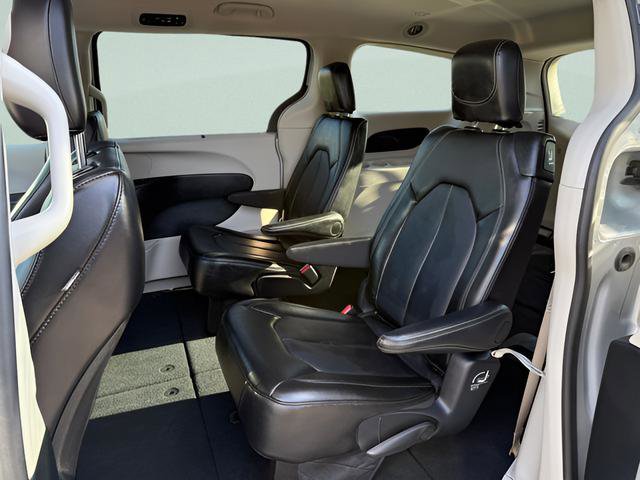 Used 2024 Chrysler Pacifica Touring-L FWD image 4