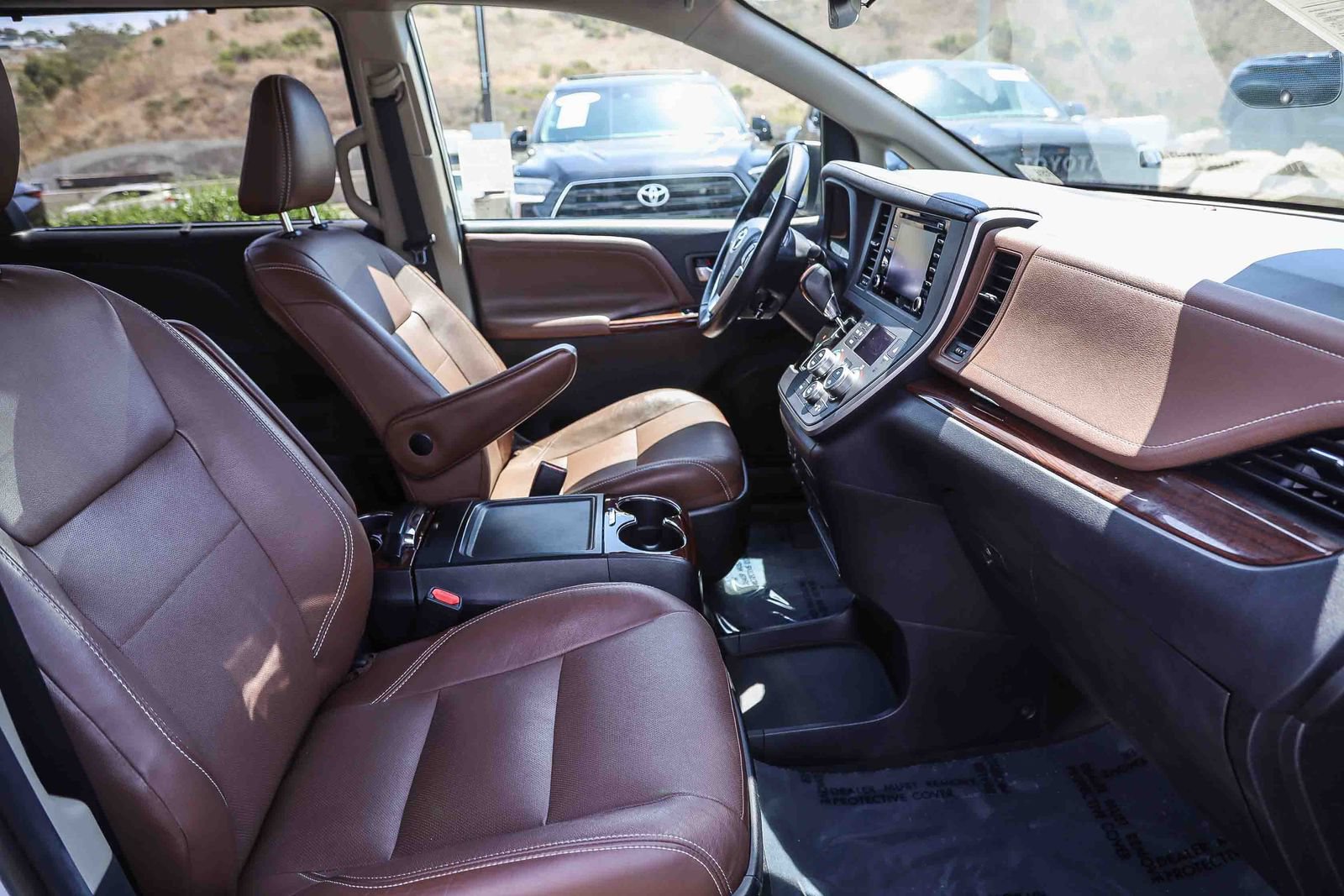 Certified 2020 Toyota Sienna Limited w/ Preferred Accessory Package FWD image 17