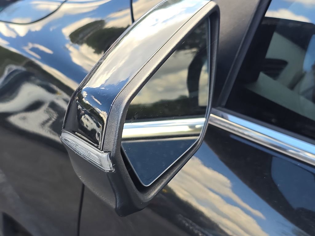 Used 2020 Chevrolet Equinox LT w/ Midnight Edition image 7