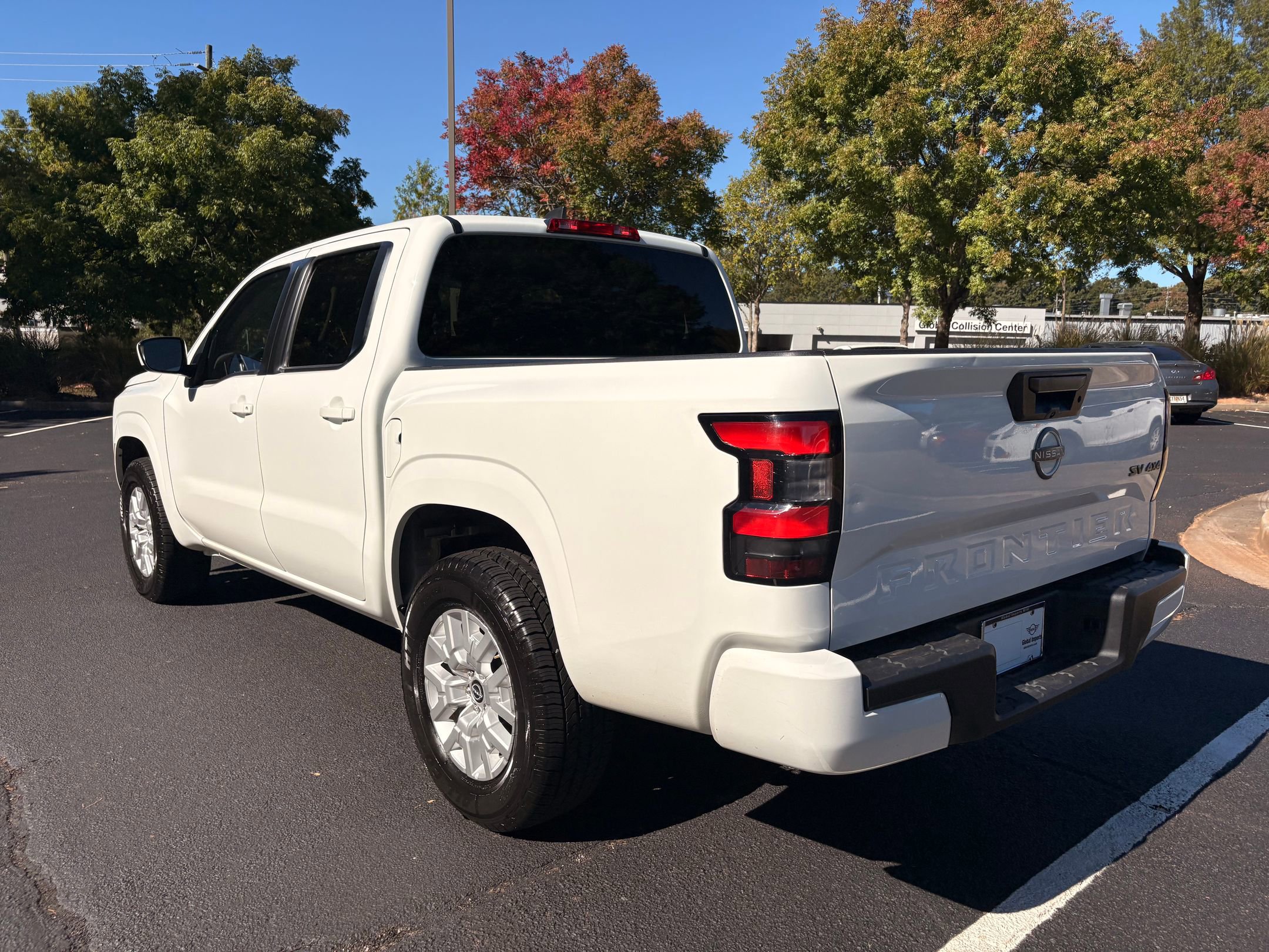 Used 2023 Nissan Frontier SV image 3