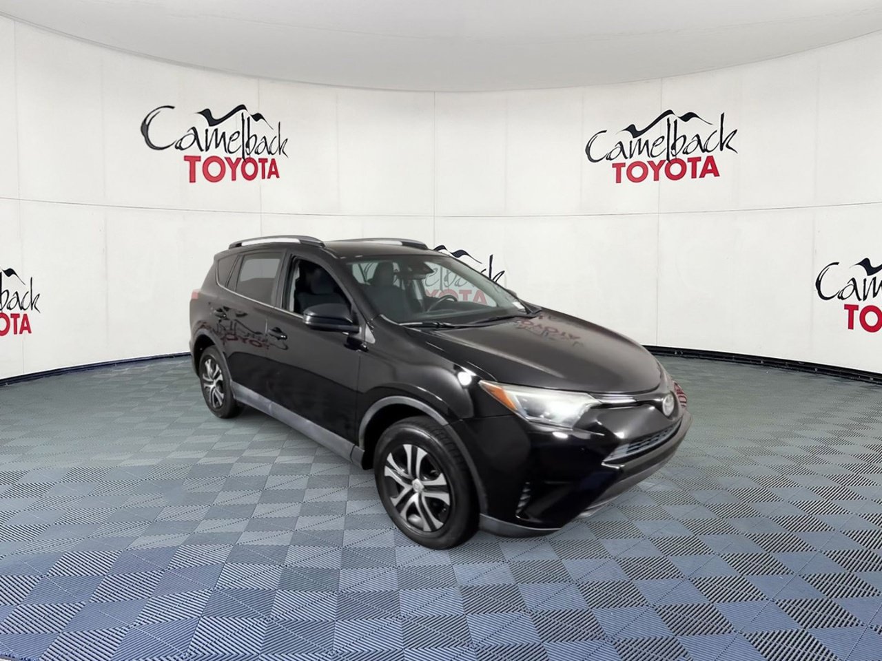 Used 2017 Toyota RAV4 LE FWD image 2