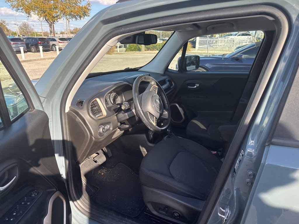 Used 2017 Jeep Renegade Latitude w/ Popular Equipment Group image 9