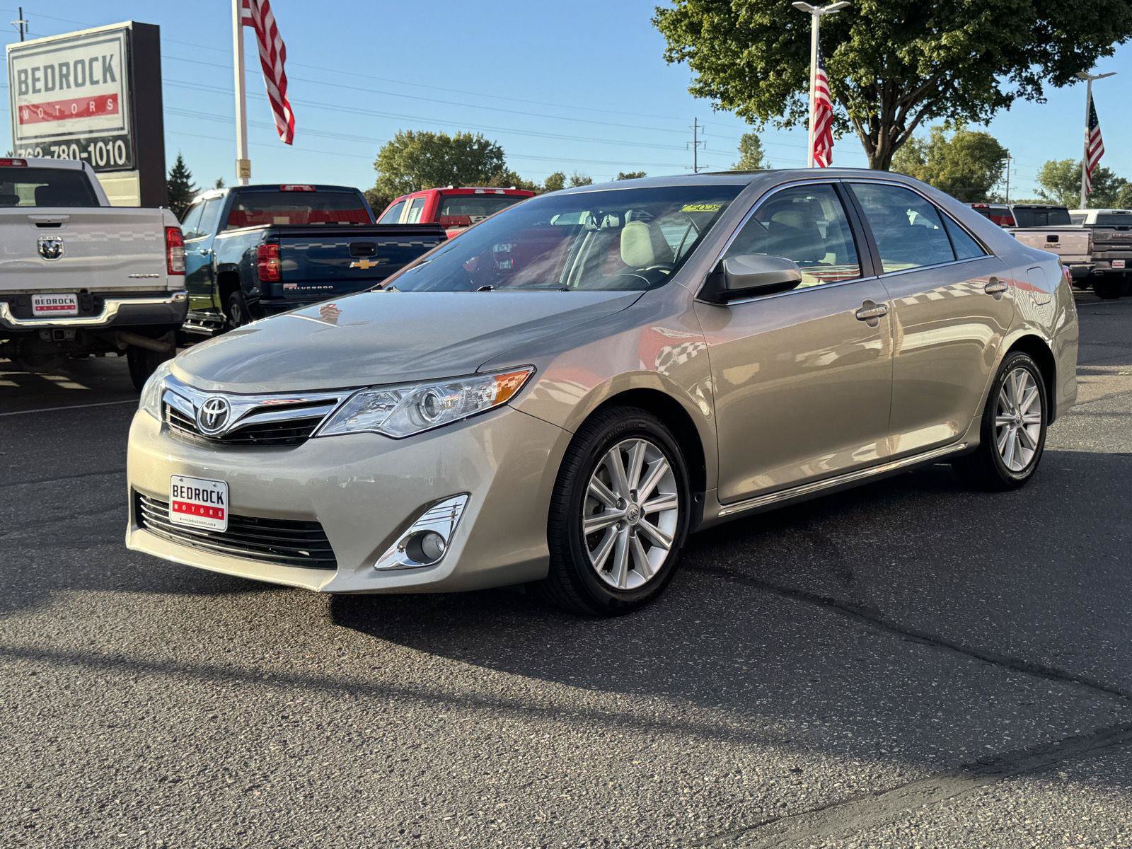 Used 2014 Toyota Camry XLE w/ Leather Package FWD image 3