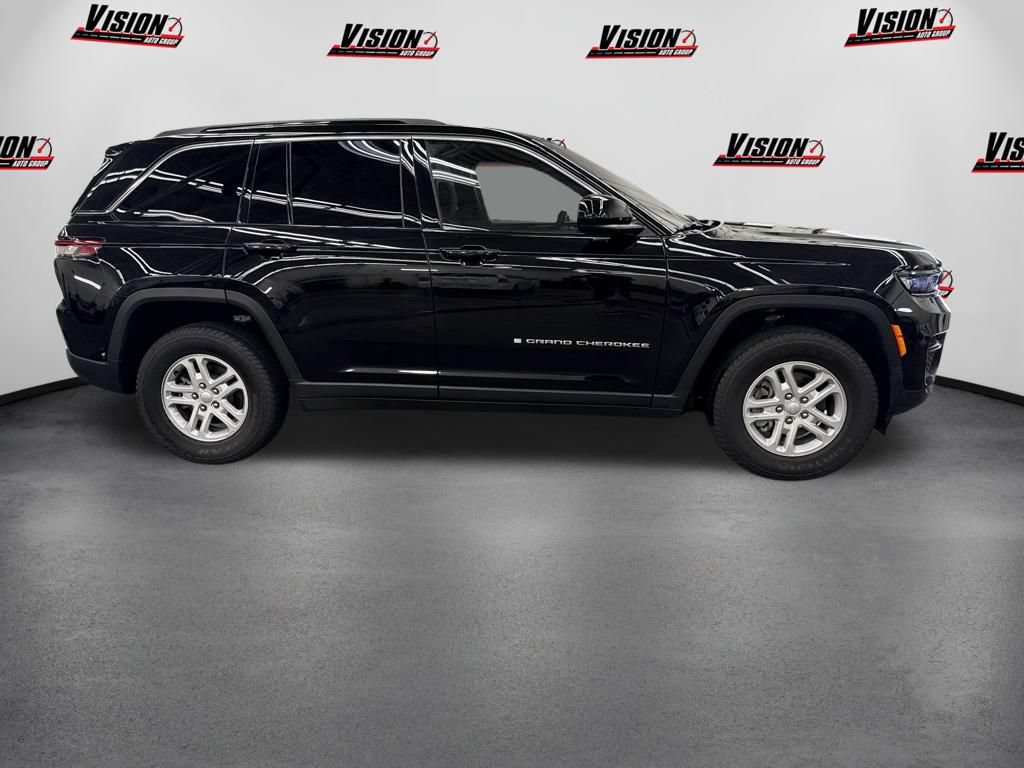 Used 2025 Jeep Grand Cherokee Laredo w/ Luxury Tech Group I AWD/4WD image 4