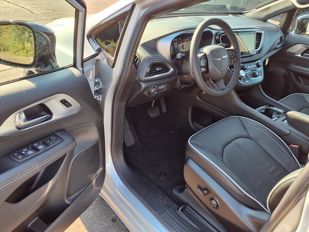 New 2026 Chrysler Pacifica Limited image 6
