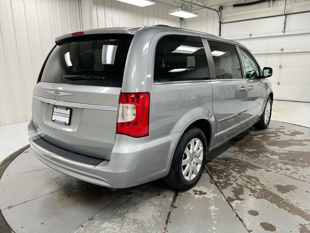 Used 2014 Chrysler Town & Country Touring FWD image 3