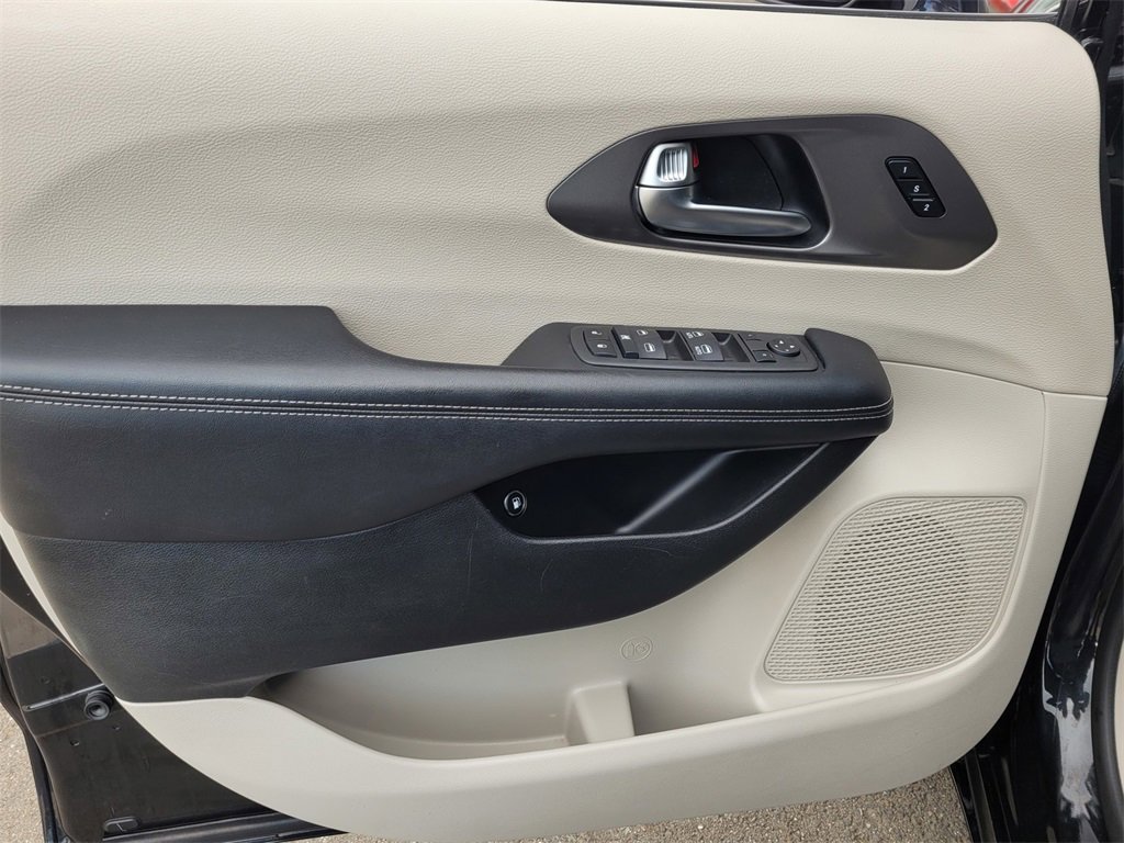 Used 2022 Chrysler Pacifica Touring-L image 10