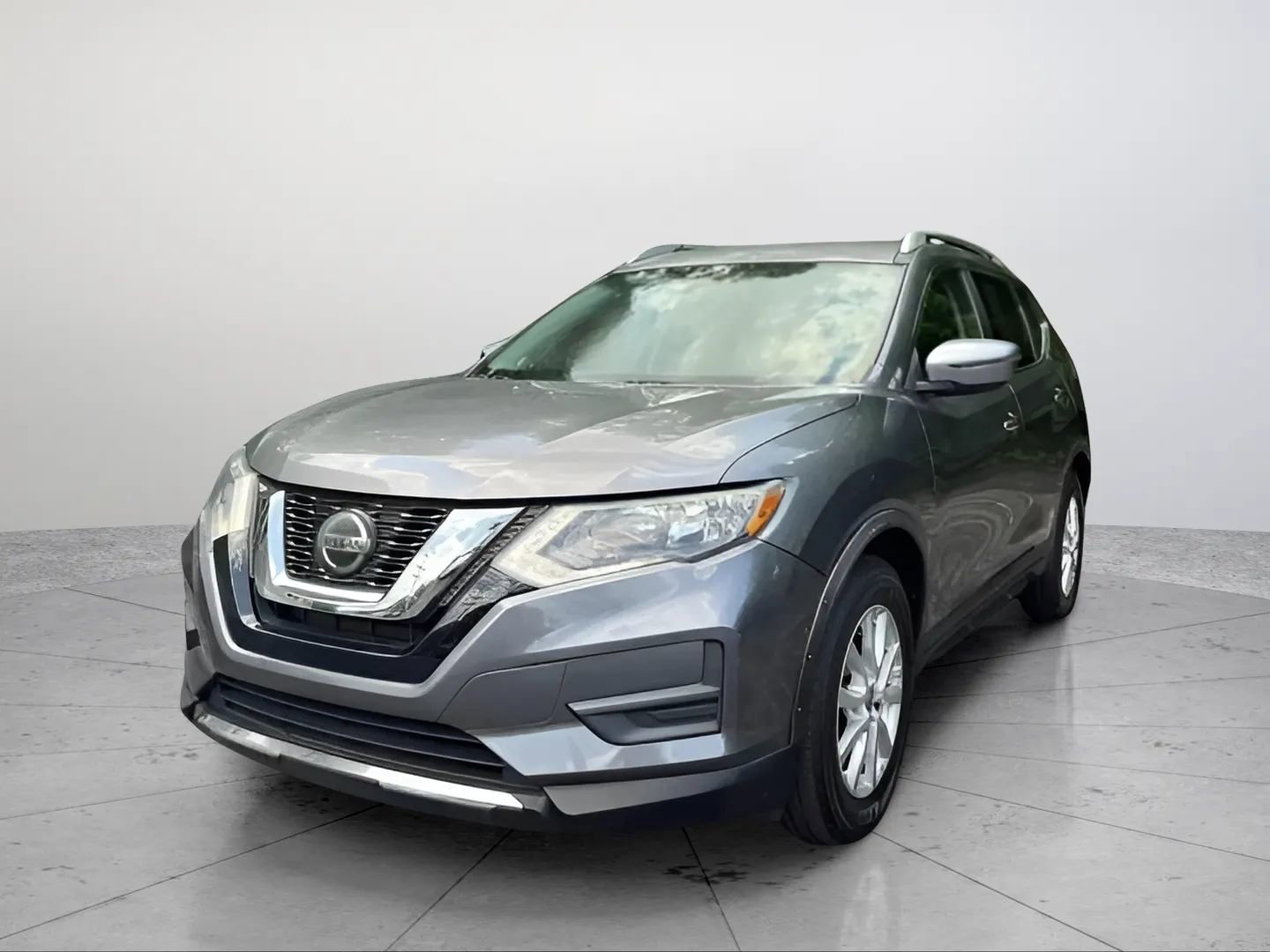 Used 2019 Nissan Rogue SV image 2
