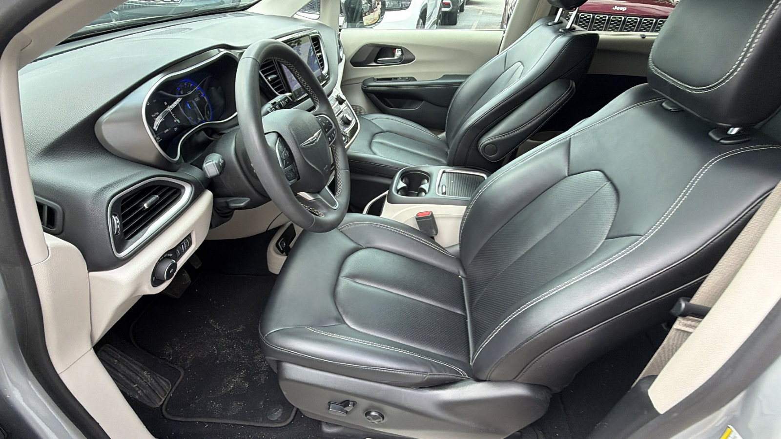 Used 2024 Chrysler Pacifica Touring-L FWD image 16