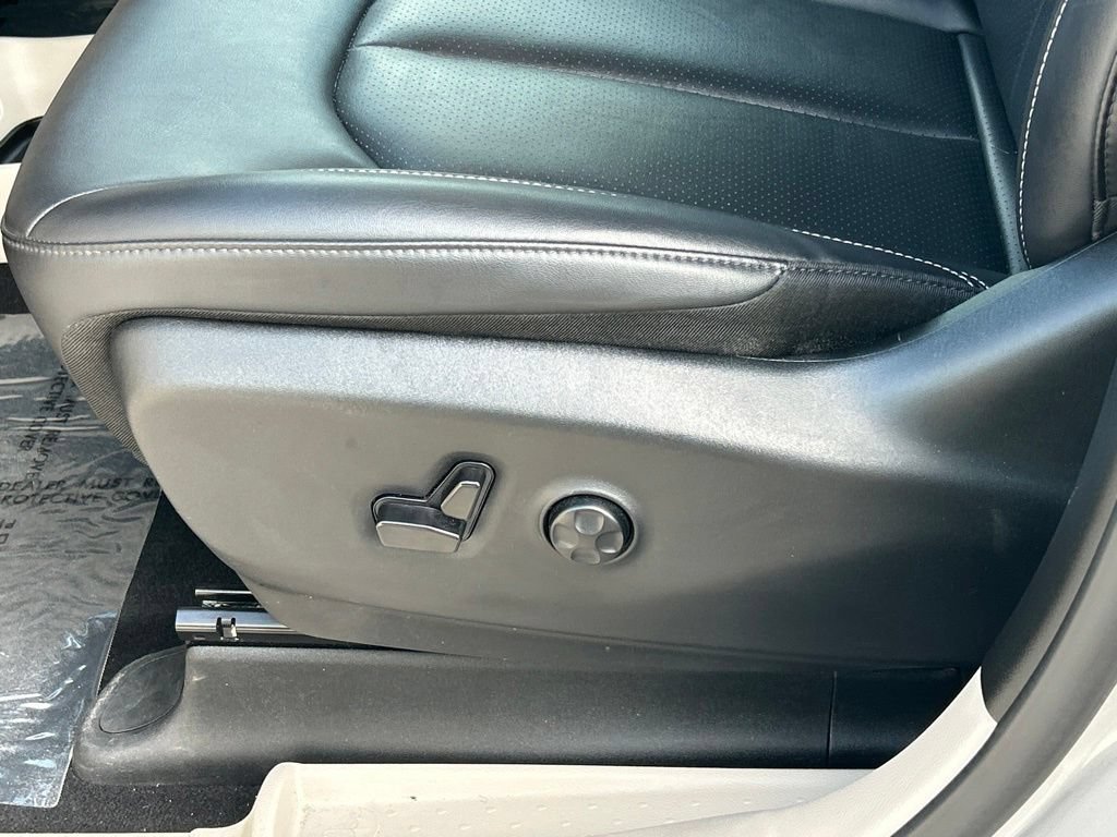 Used 2024 Chrysler Pacifica Touring-L FWD image 10