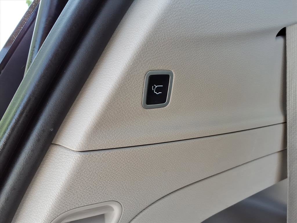 Used 2023 Chrysler Voyager LX image 17