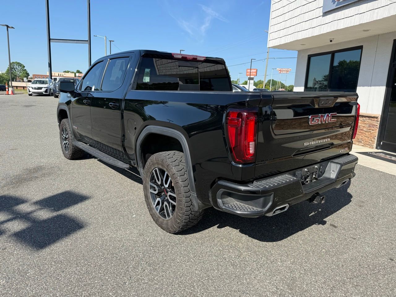 Used 2023 GMC Sierra 1500 AT4 w/ Technology Package AWD/4WD image 5